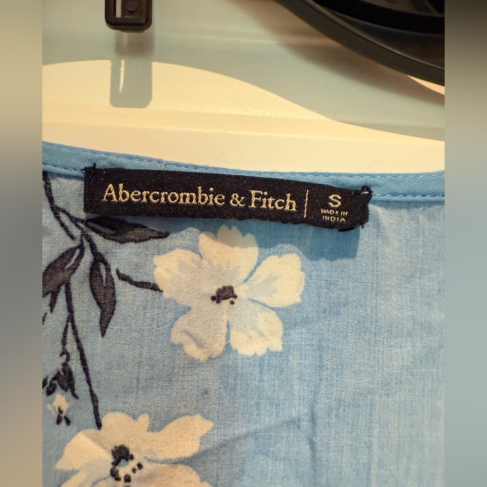 Abercrombie & Fitch top floral v-neck - Picture 4 of 8